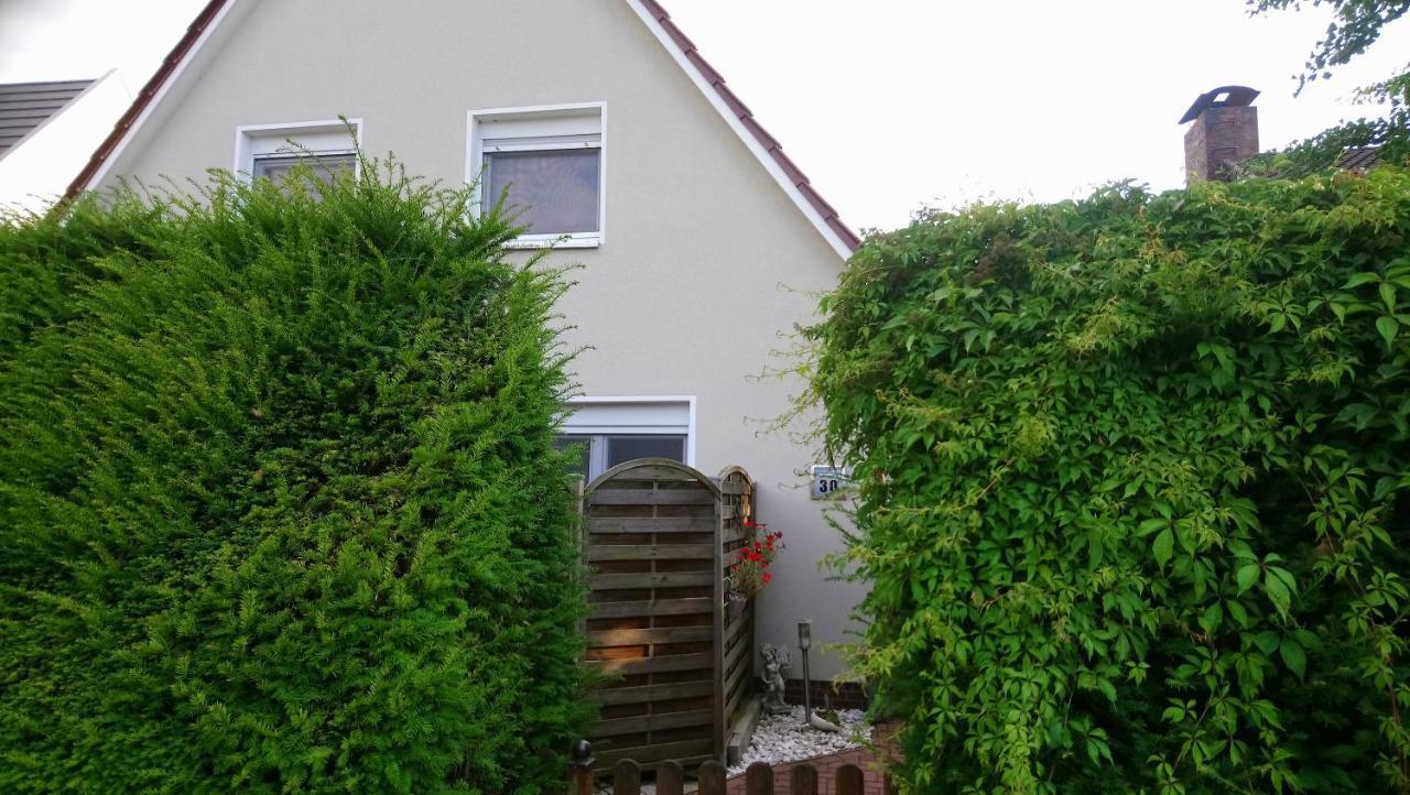 Privates Zimmer bei der Weser-Ems-Halle Oldenburg Exterior foto