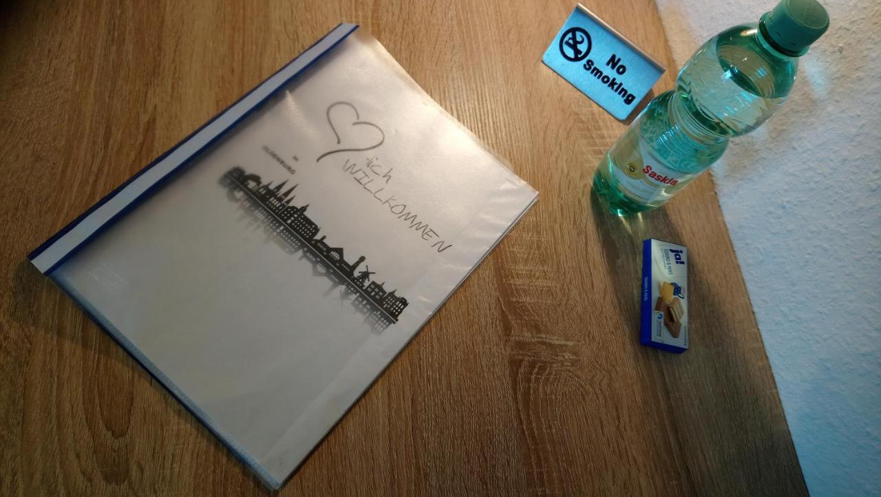 Privates Zimmer bei der Weser-Ems-Halle Oldenburg Exterior foto